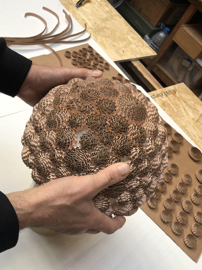 Elaboración artesanal de la escultura de luz Marina