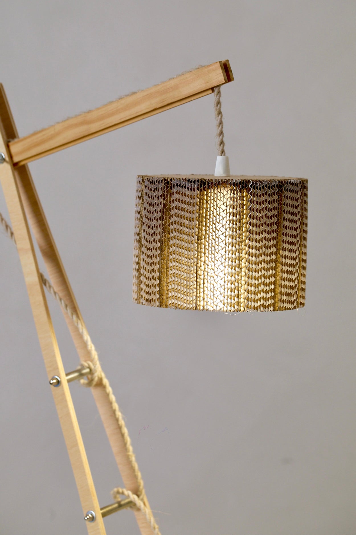 lampara de sobremesa con pantalla cilíndrica hecha con tiras de cartón ondulado