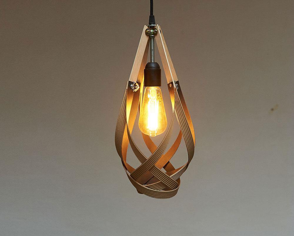 Lámpara Tonylight articulada  cerrada encendida sobre fondo gris