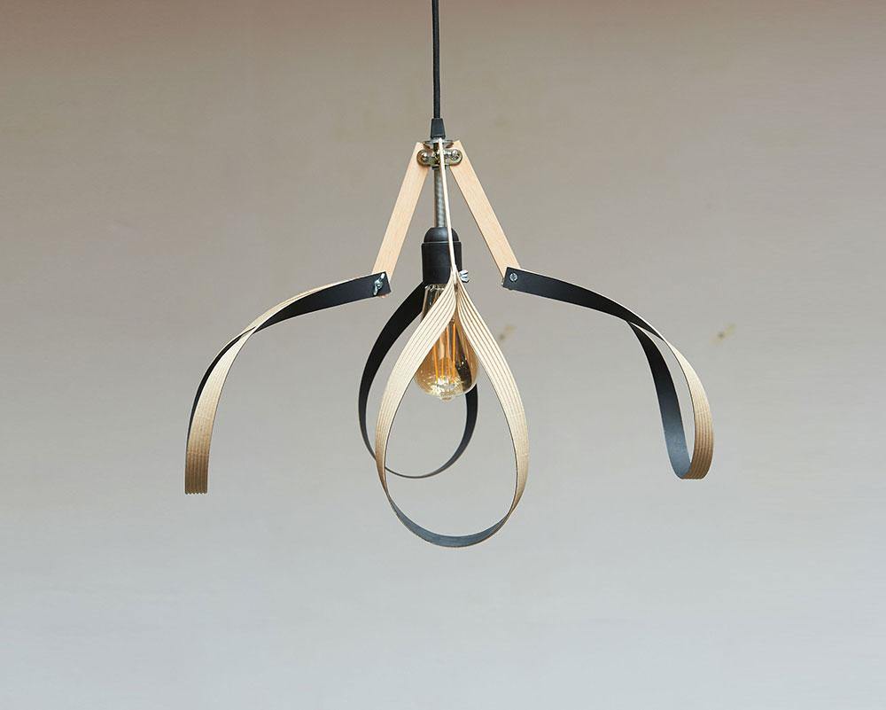 Lámpara Tonylight articulada abierta sobre fondo gris