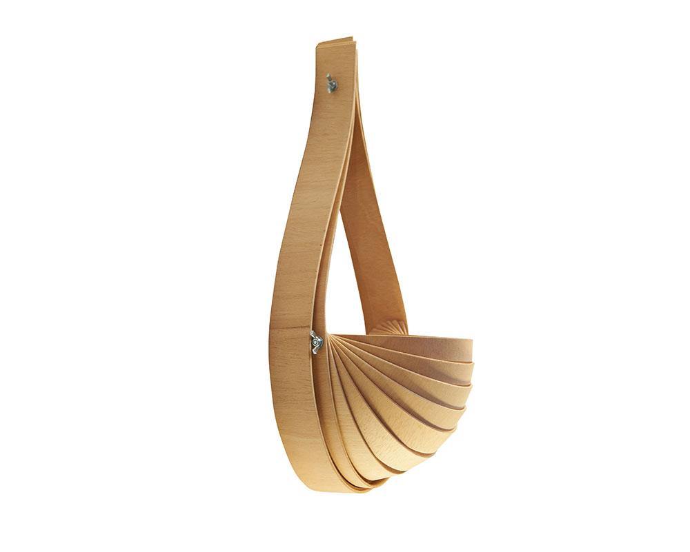 Aplique de laminas de madera apagado  es una escultura de formas orgánicas