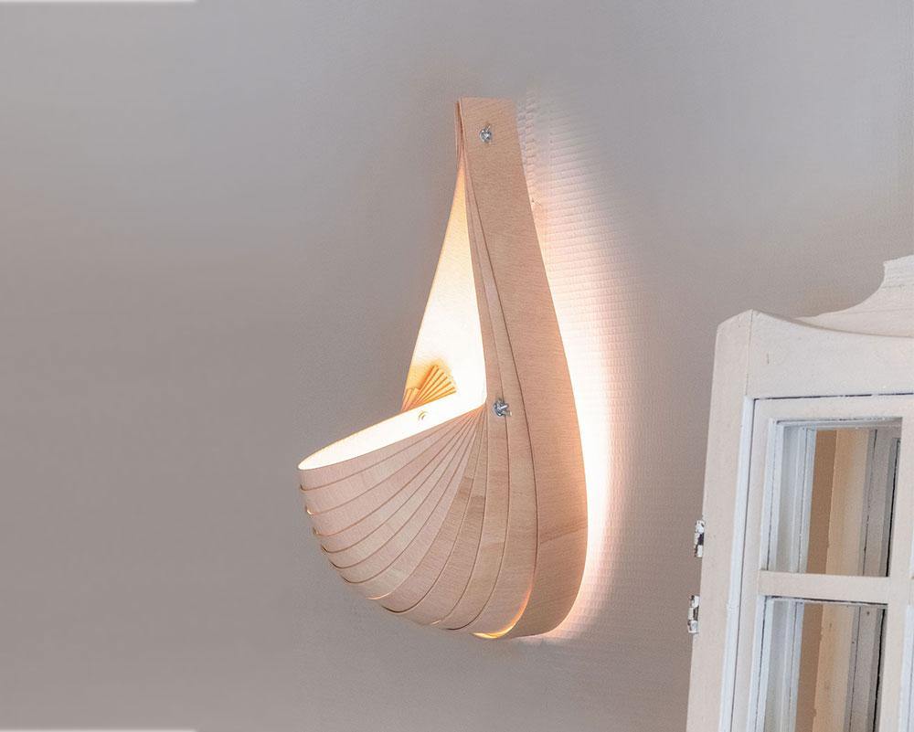 Aplique de madera encendido, laminas de madera curvada con formas orgánicas