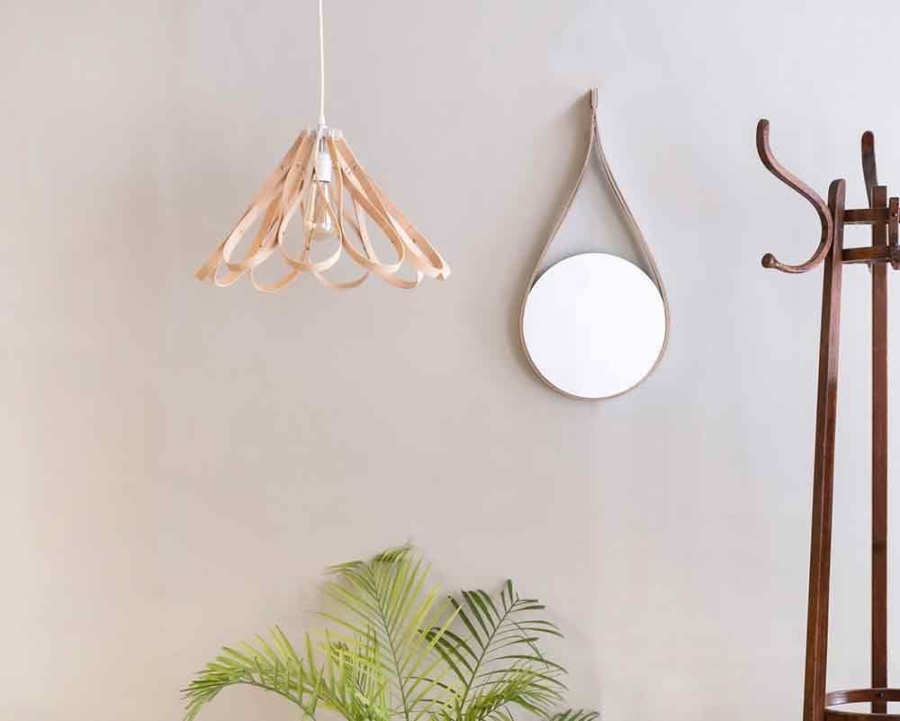 Lampara de madera con forma de flor sobre fondo blanco