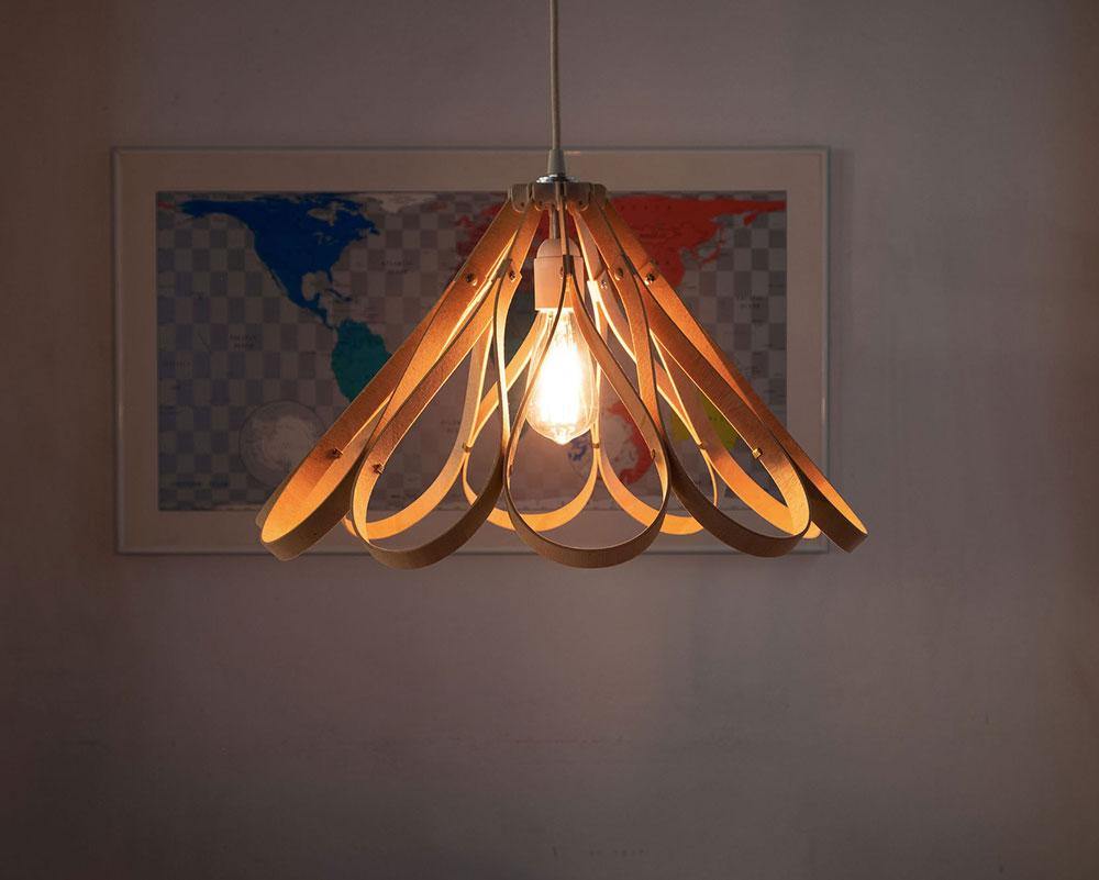 Lampara de techo de madera con forma de flor  encendida