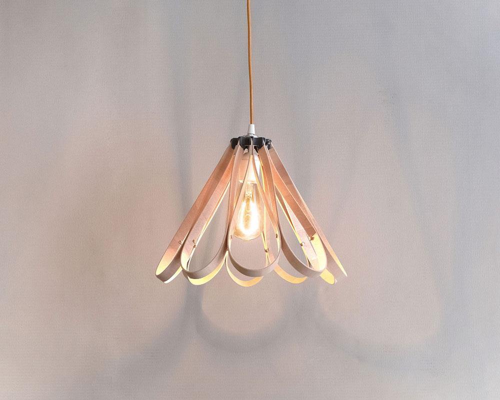 Lampara de techo de madera con forma de flor encendida