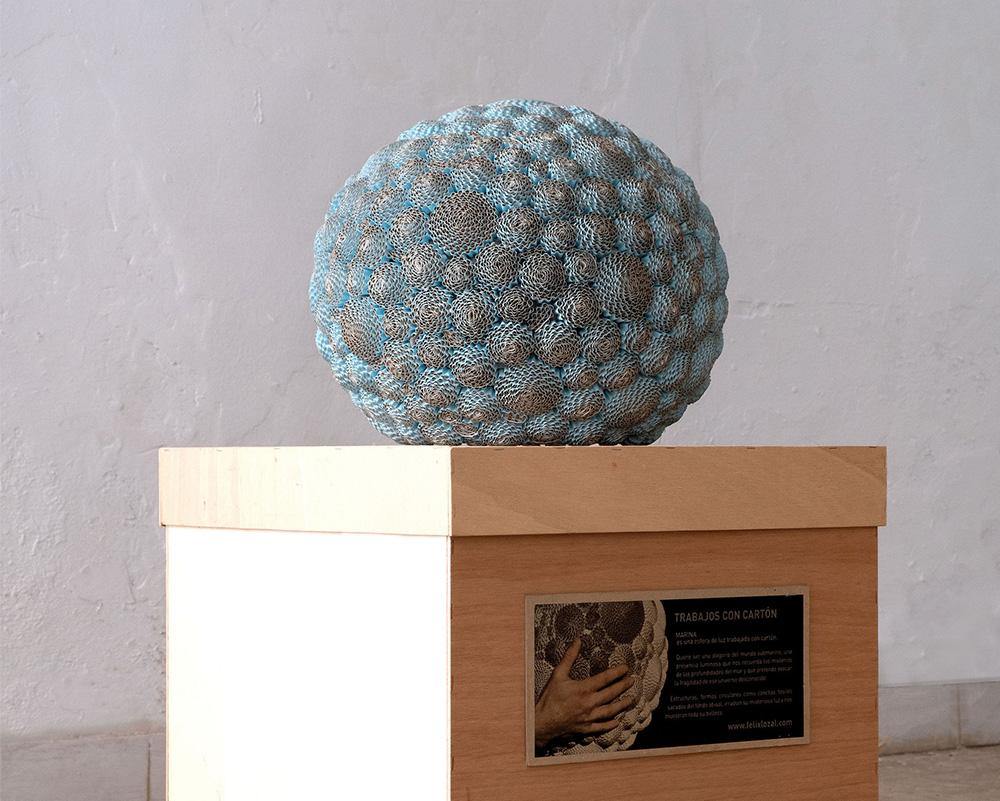 Escultura azul apagada, las formas volumétricas del cartón nos recuerdan conchas marinas.