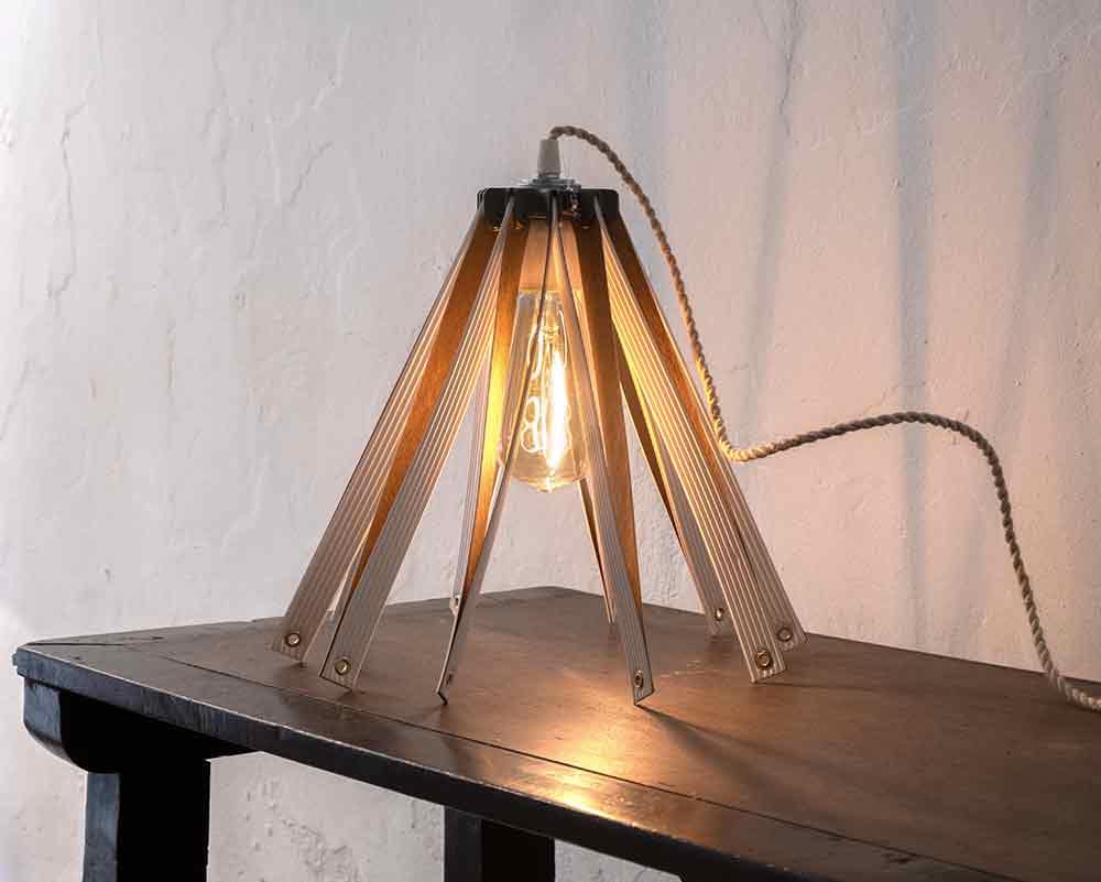 Lámpara de papel blanca encendida sobre una mesa