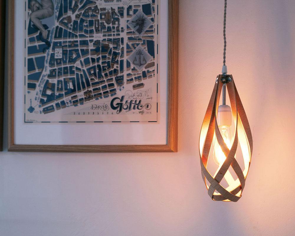 Lámpara Tonylight madera encendida