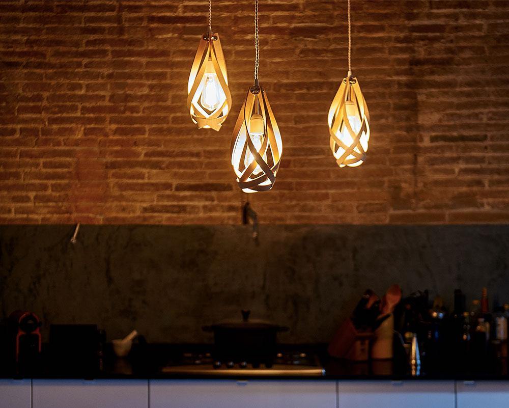 Lámparas Tonylight encendidas en una cocina