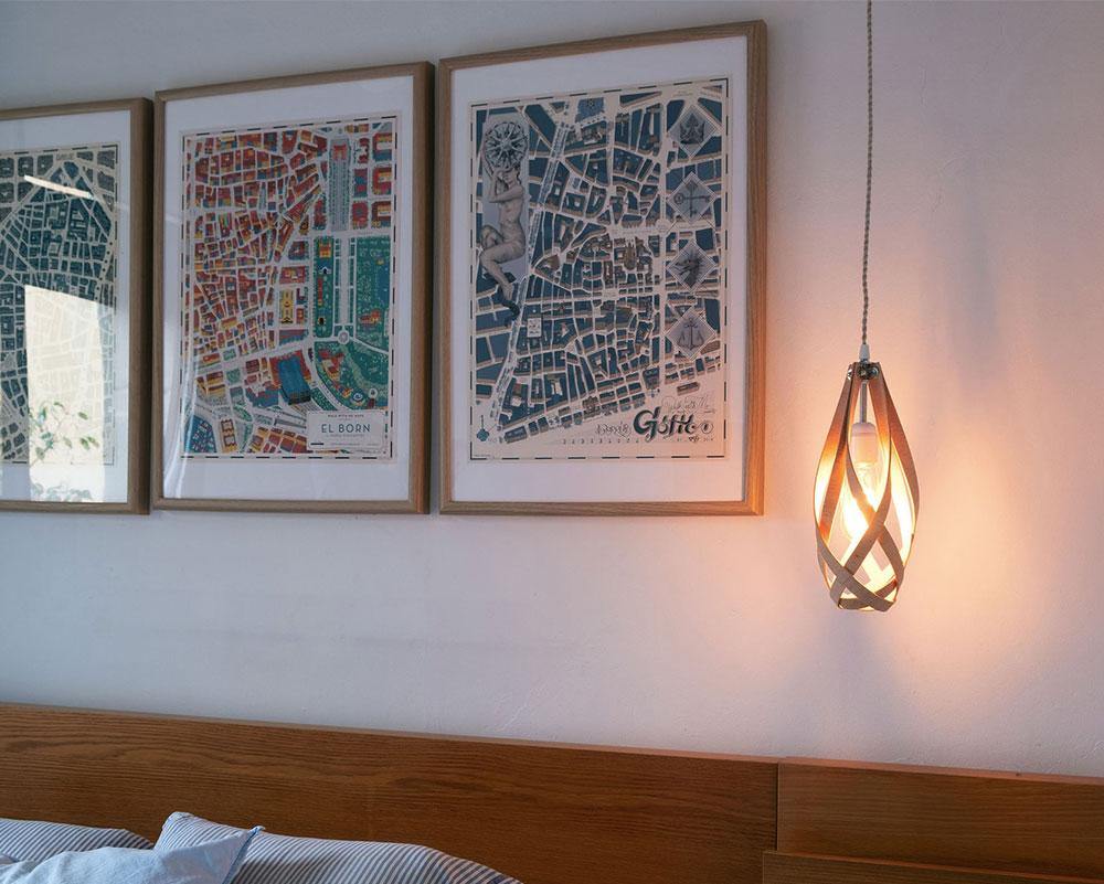 Lámpara TonyLight Madera encendida en una habitación