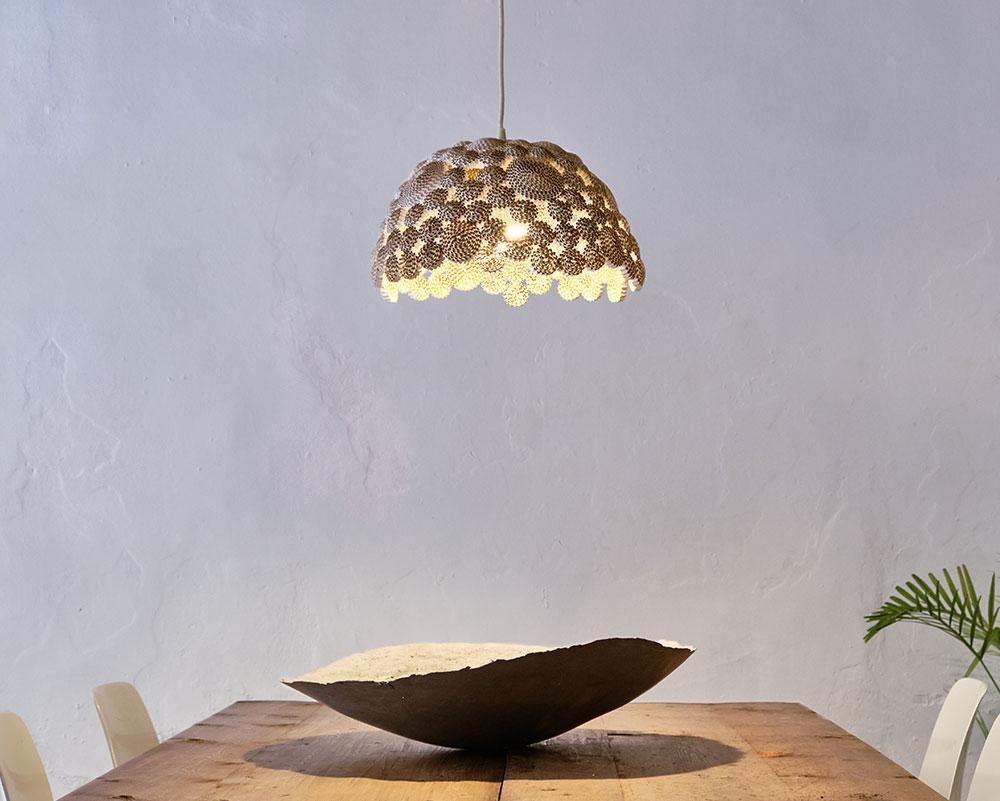 Lámpara de techo forma de media esfera en  casa