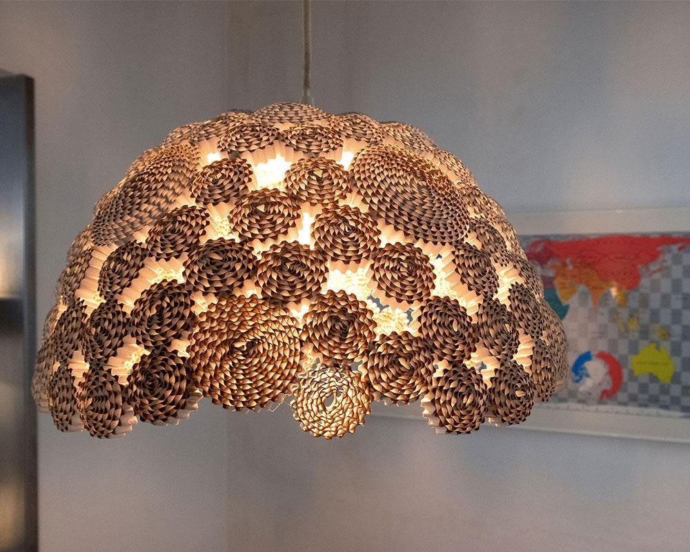 Lámpara de techo con forma de media esferablanca encendida