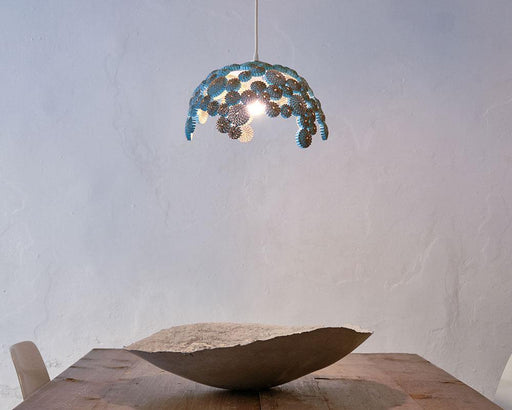 Lámpara de techo forma media esfera en un comedor